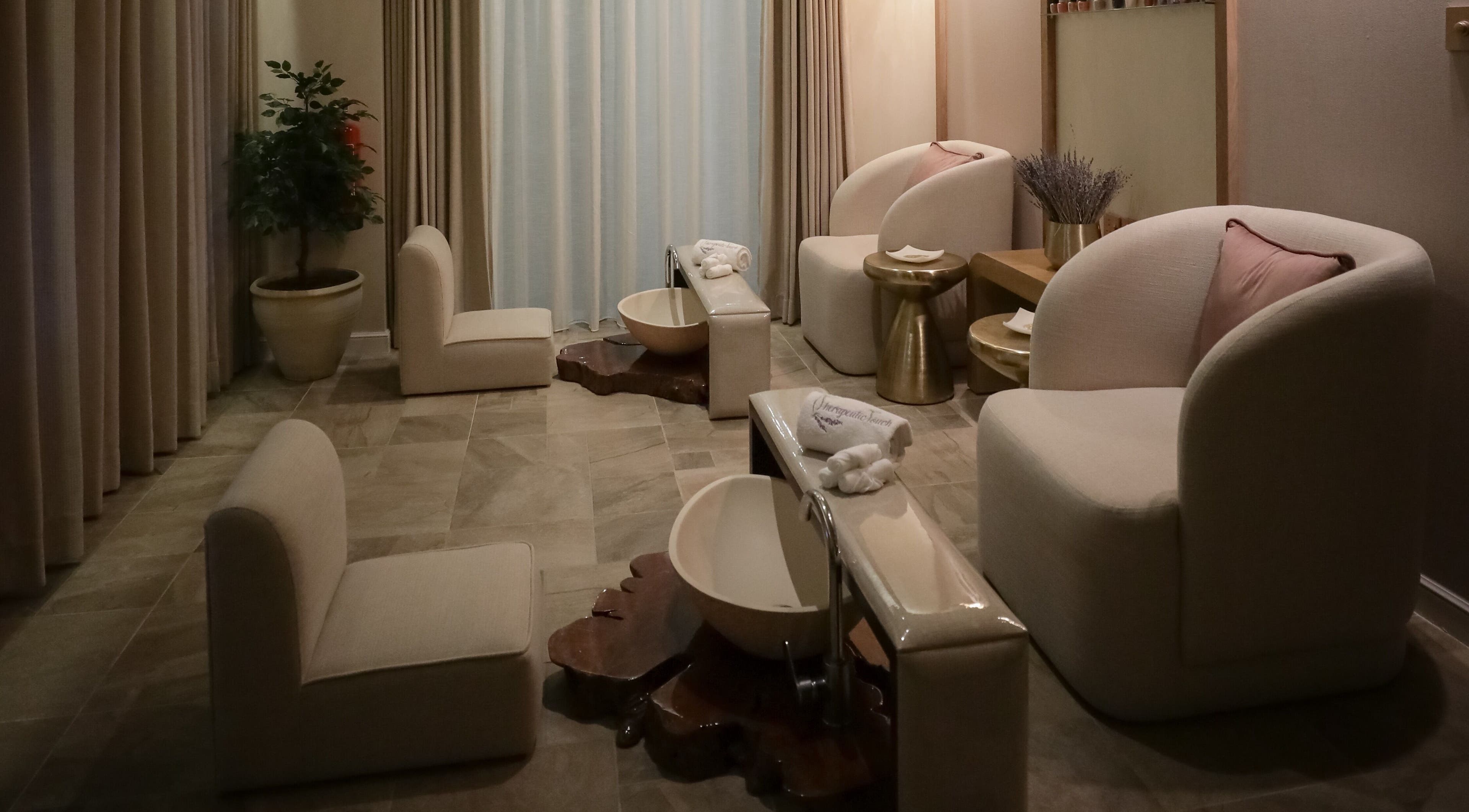 غرفة استرخاء مريحة في سبا Therapeutic Touch، الخبر، المنطقة الشرقية، السعودية.