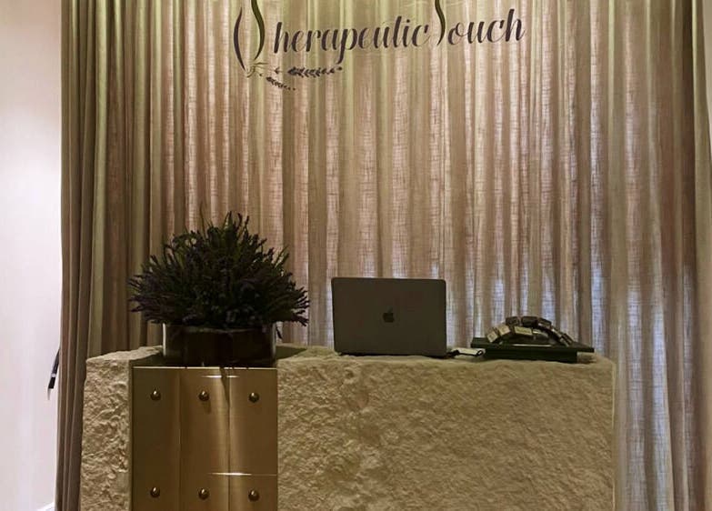 مكتب استقبال في منتجع لمس العلاج، الخبر، المنطقة الشرقية، السعودية، يتميز بأجواء دافئة ونباتات زينة.