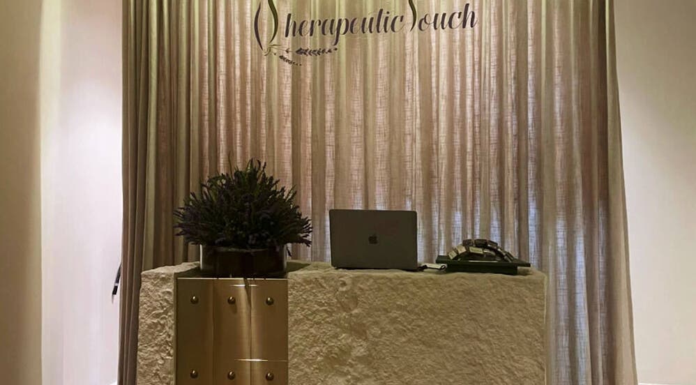 مكتب استقبال في منتجع لمس العلاج، الخبر، المنطقة الشرقية، السعودية، يتميز بأجواء دافئة ونباتات زينة.