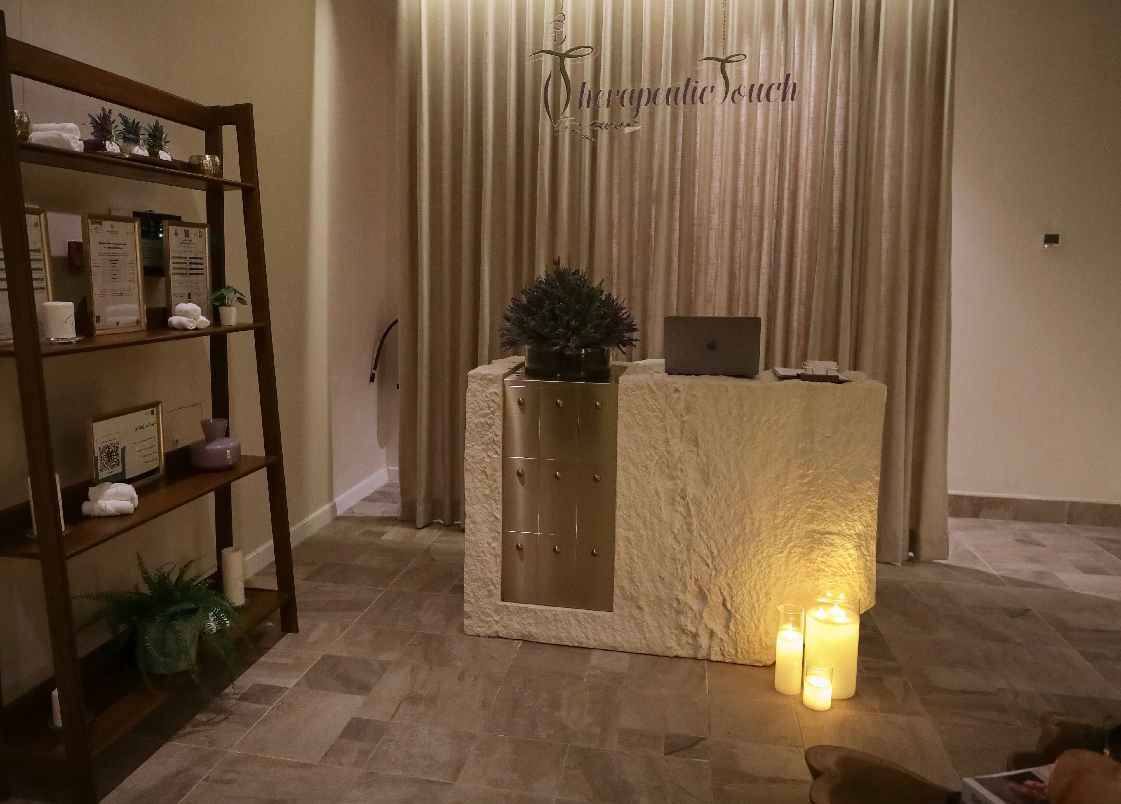 مدخل سبا Therapeutic Touch في الخبر، الشرقية، SA مع إضاءة شموع دافئة وديكور هادئ.