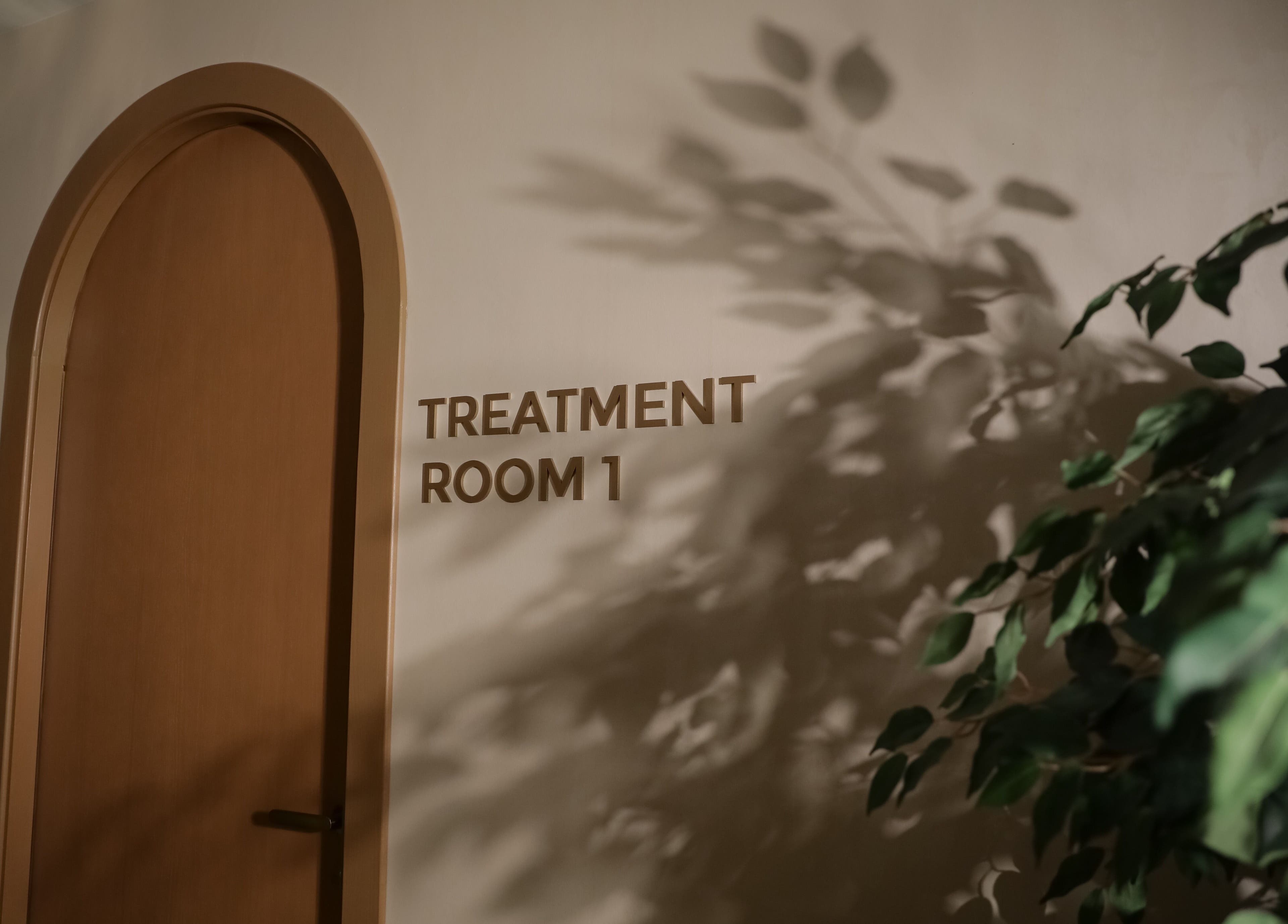 مدخل غرفة العلاج في Therapeutic Touch، الخبر، المنطقة الشرقية، السعودية مظهر أنيق وهادئ.