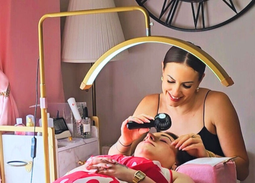 Soin visage à Milenna Beauty, Dinéault (a la sortie Châteaulin), Bretagne, FR. Esthéticienne souriante au travail.