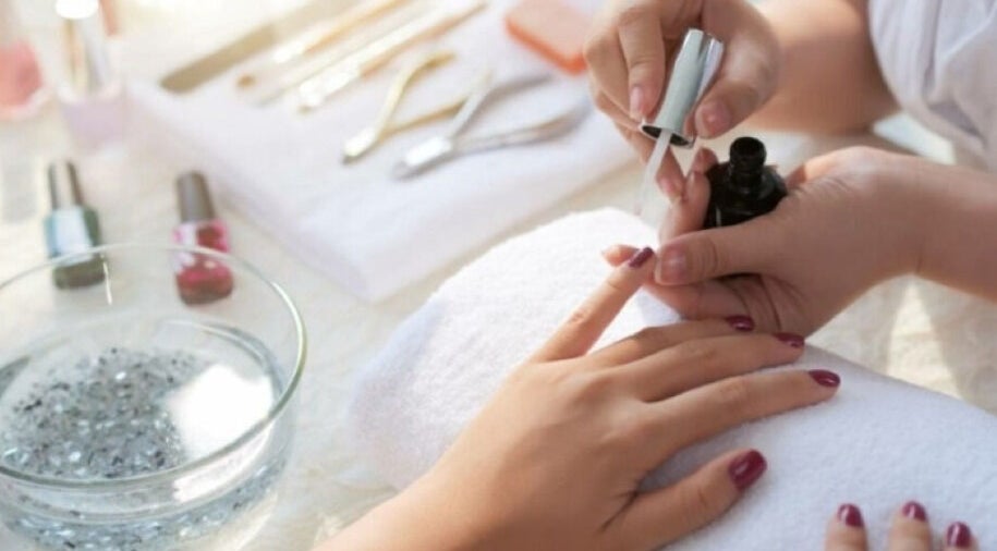 Manucure professionnelle à Anna-Nail-Salon, Le Cheylas, Auvergne-rhône-alpes, FR. Soin des mains élégant.