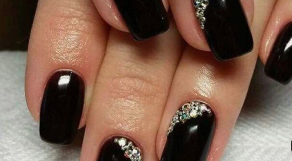 Ongles noirs décorés avec des pierres chez Anna-Nail-Salon, Le Cheylas, Auvergne-rhône-alpes, FR.