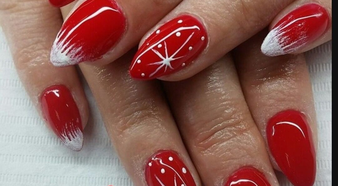Nail art rouge vif avec motifs blancs à Anna-Nail-Salon, Le Cheylas, Auvergne-Rhône-Alpes, FR.