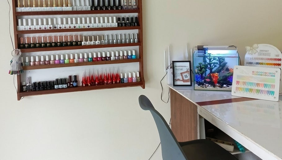 Rak cat kuku di Inner Nails Lombok, Nusa Tenggara Barat, ID. Tersedia berbagai warna cerah dan elegan.