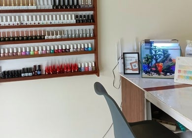 Rak cat kuku di Inner Nails Lombok, Nusa Tenggara Barat, ID. Tersedia berbagai warna cerah dan elegan.