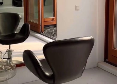 Chique salonstoel bij Stephanie Hair Artist, Amsterdam, Noord-Holland, NL, voor ontspannen haarverzorging.