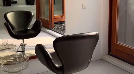 Chique salonstoel bij Stephanie Hair Artist, Amsterdam, Noord-Holland, NL, voor ontspannen haarverzorging.