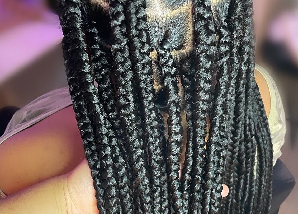 Superbes tresses réalisées chez Goddess Braids à Paimpol, Bretagne, FR. Style élégant et raffiné.