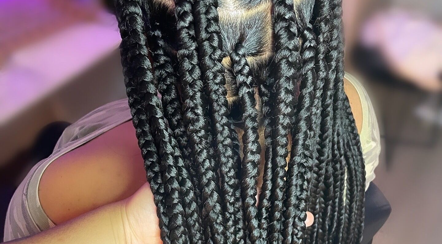 Superbes tresses réalisées chez Goddess Braids à Paimpol, Bretagne, FR. Style élégant et raffiné.