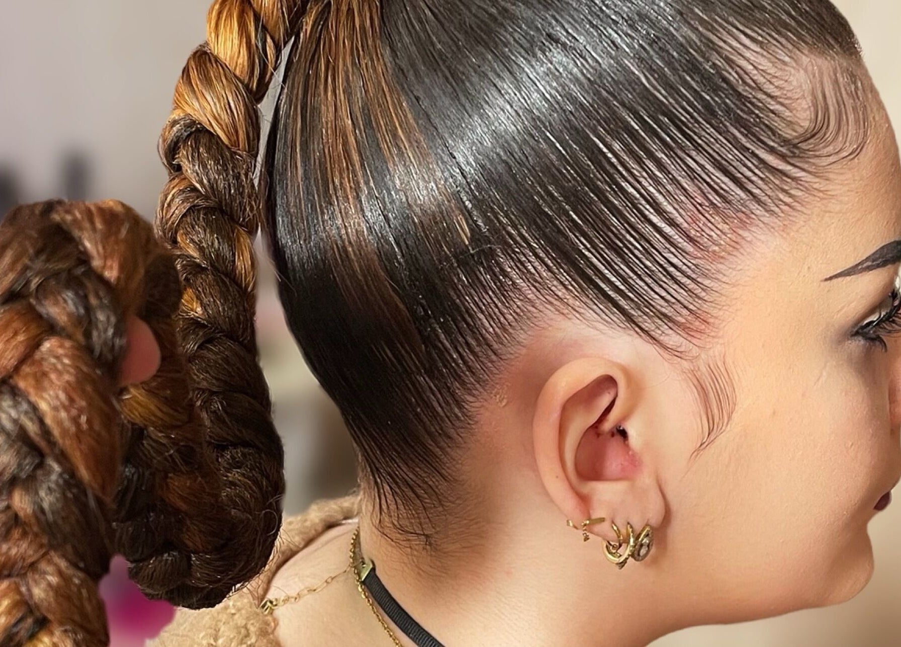 Coiffure impressionnante chez Goddess Braids, Paimpol, Bretagne, FR. Tresse élégante capturant l'essence du lieu.