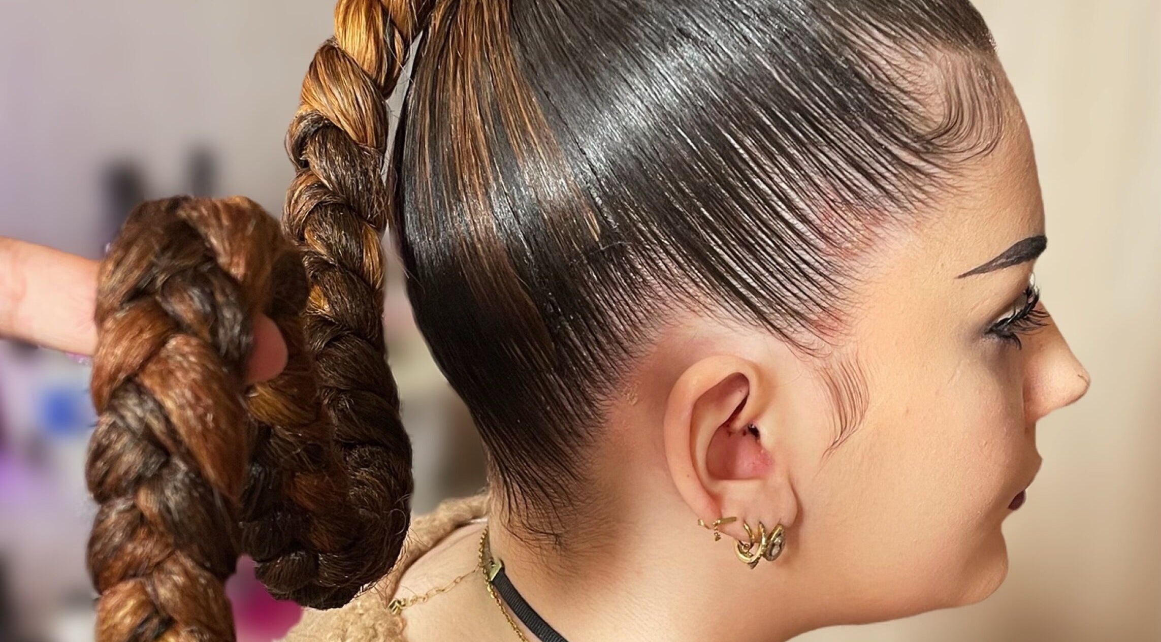 Coiffure impressionnante chez Goddess Braids, Paimpol, Bretagne, FR. Tresse élégante capturant l'essence du lieu.
