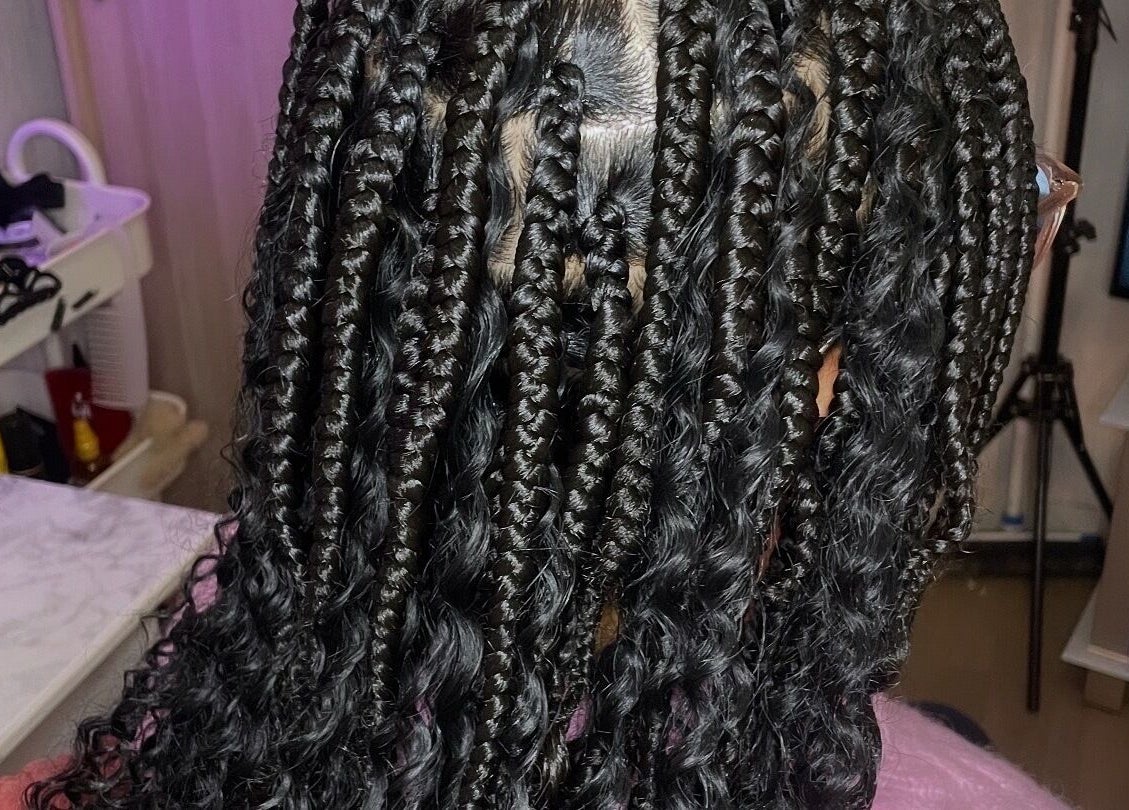 Vue de magnifiques tresses à Goddess Braids, Paimpol, Bretagne, FR, montrant détail et style.