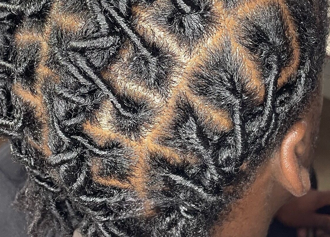 Coiffure en tresses serrées réalisée chez Goddess Braids, Paimpol, Bretagne, FR.