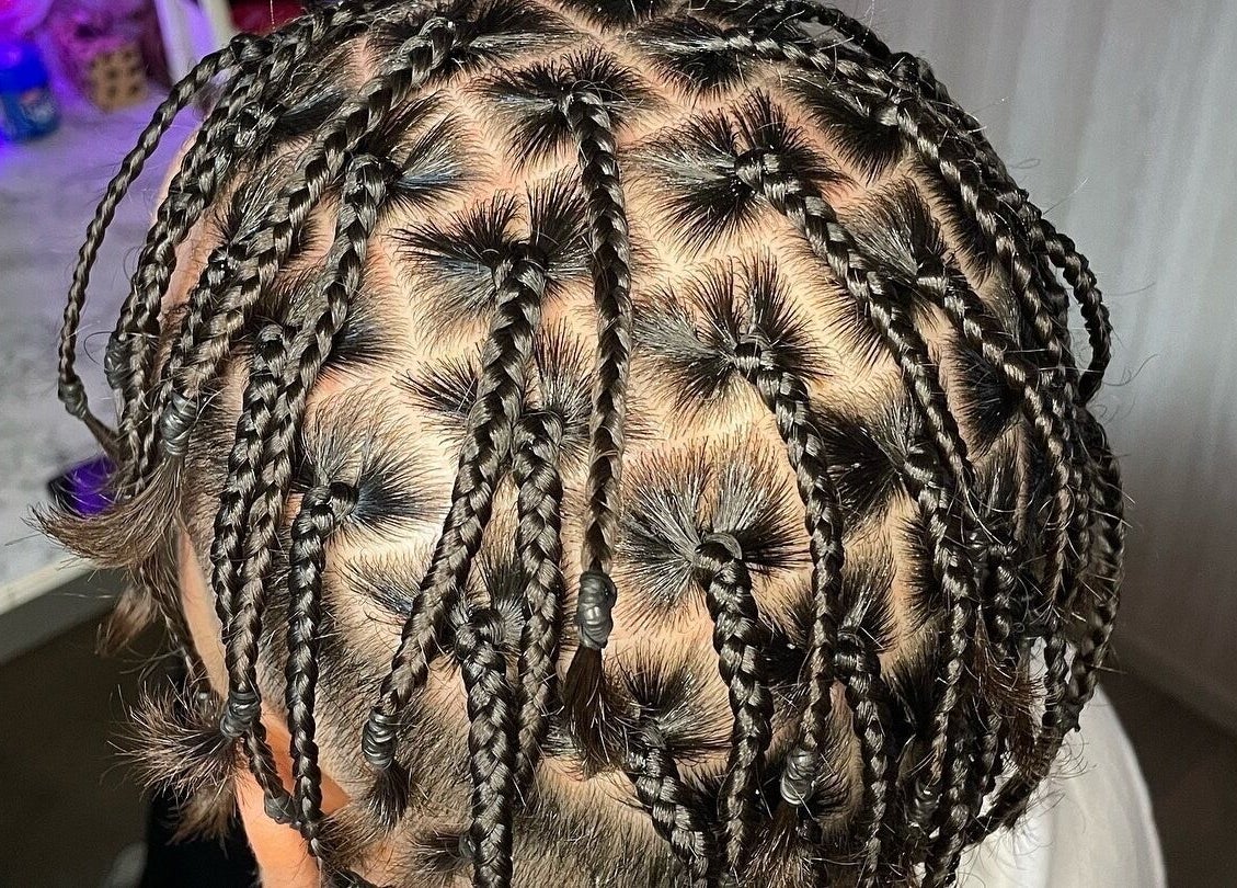 Coiffure tressée exquise à Goddess Braids, Paimpol, Bretagne, FR.