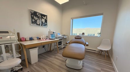 Salle de traitement moderne chez Lalonde & Co. Médispa, Laval, Québec, CA, équipée pour le bien-être.