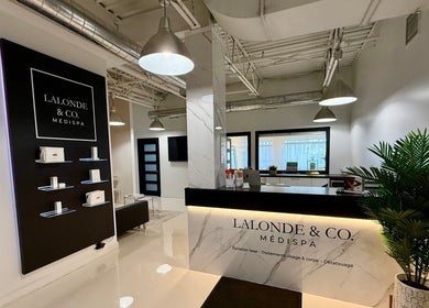Réception élégante du Lalonde & Co. Médispa à Laval, Québec, CA, mettant en avant une décoration moderne.