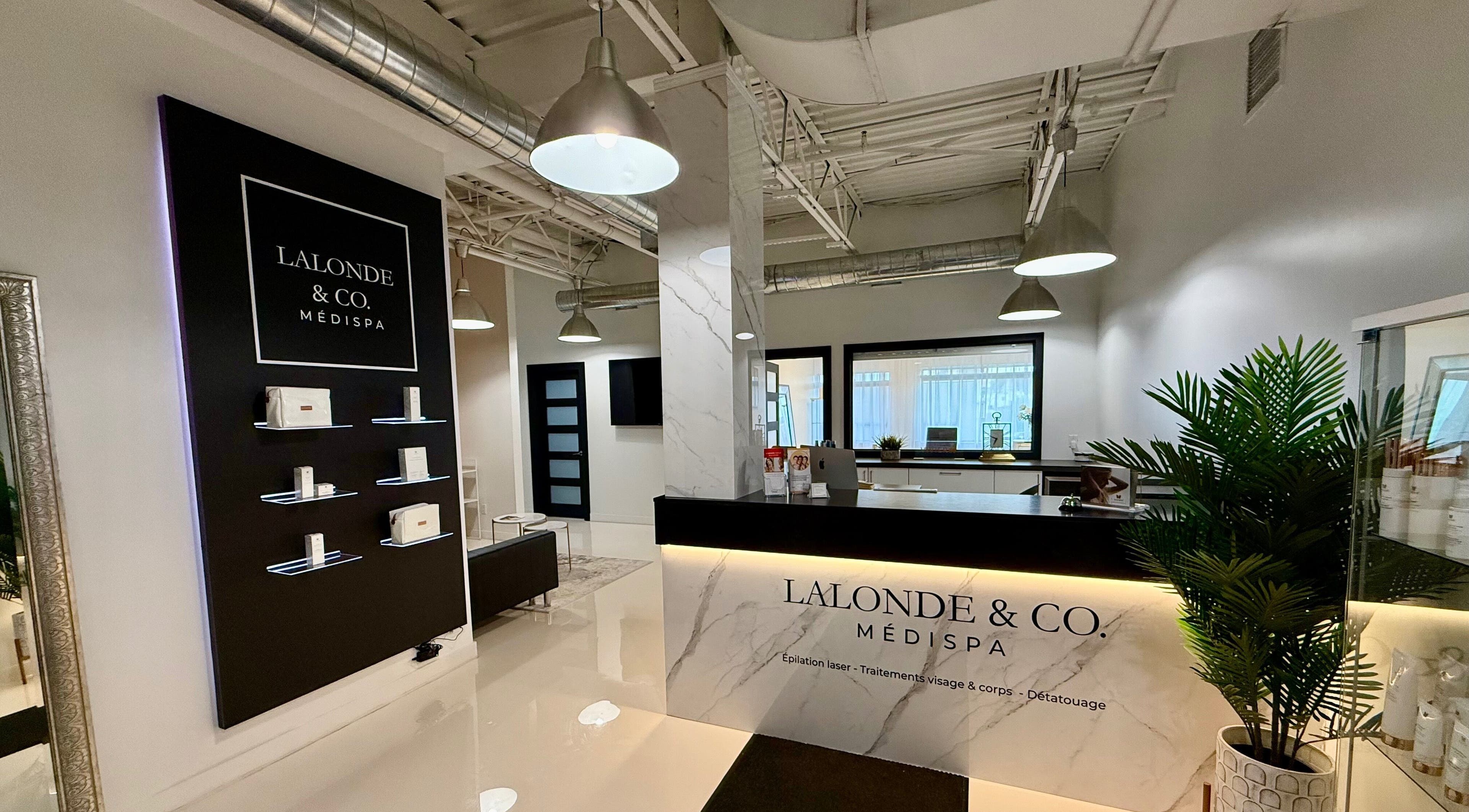 Réception élégante du Lalonde & Co. Médispa à Laval, Québec, CA, mettant en avant une décoration moderne.