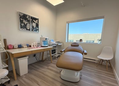 Salle de soins à Lalonde & Co. Médispa, Laval, Québec, CA avec table de massage et équipements modernes.