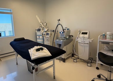 Salle de traitement moderne à Lalonde & Co. Médispa, Laval, Québec, CA, avec équipements esthétiques avancés.