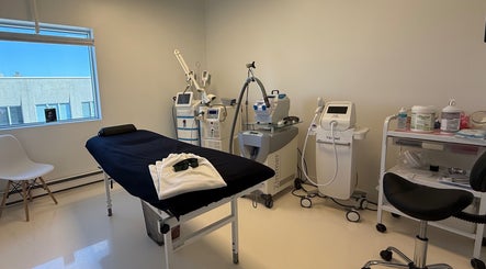 Salle de traitement moderne à Lalonde & Co. Médispa, Laval, Québec, CA, avec équipements esthétiques avancés.