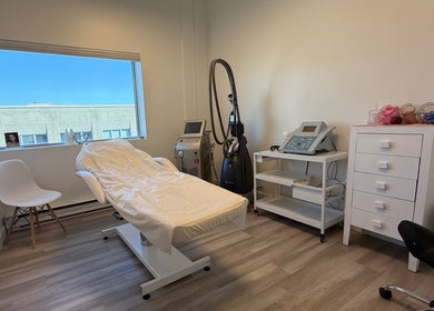 Salle de soins moderne à Lalonde & Co. Médispa, Laval, Québec, CA avec équipement esthétique avancé.