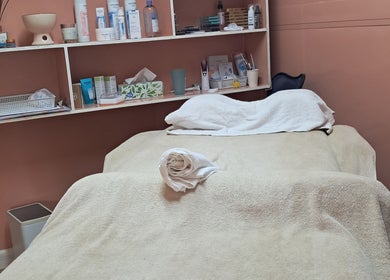 Salle de soin élégante à Nailanie's & Heyley's Beauty Care, Bora-bora, Îles Sous-le-vent, PF, pour détente ultime.