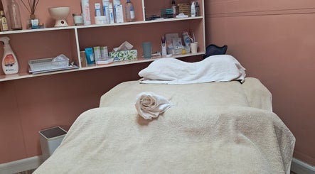Salle de soin élégante à Nailanie's & Heyley's Beauty Care, Bora-bora, Îles Sous-le-vent, PF, pour détente ultime.