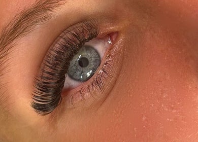Close-up of eyelash extensions at Kailey’s Beauty Room, Lowestoft, England, GB, showcasing intricate lash detail.