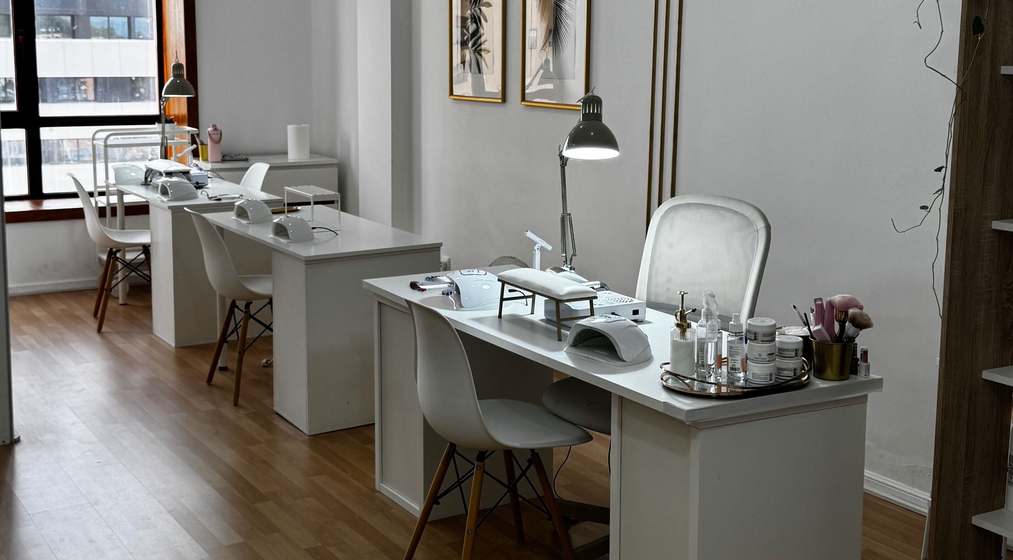 Estação de beleza no By Pamela Roberta, Vila Nova De Gaia, Porto, PT. Espaço minimalista e iluminado.