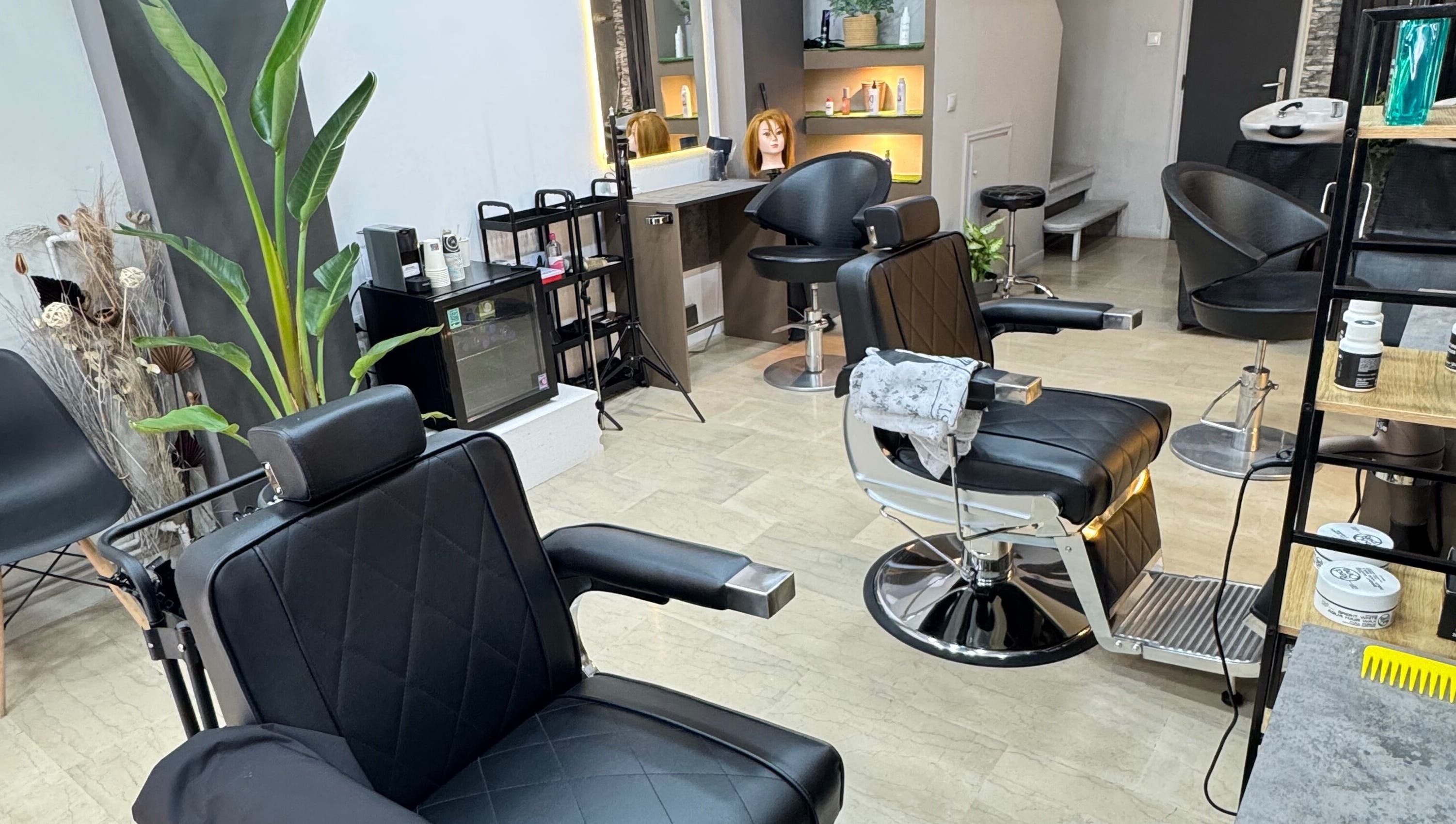 Σαλόνι του Johnny Hair Lab στη Θεσσαλονίκη, GR με σύγχρονες καρέκλες και κομψή διακόσμηση.