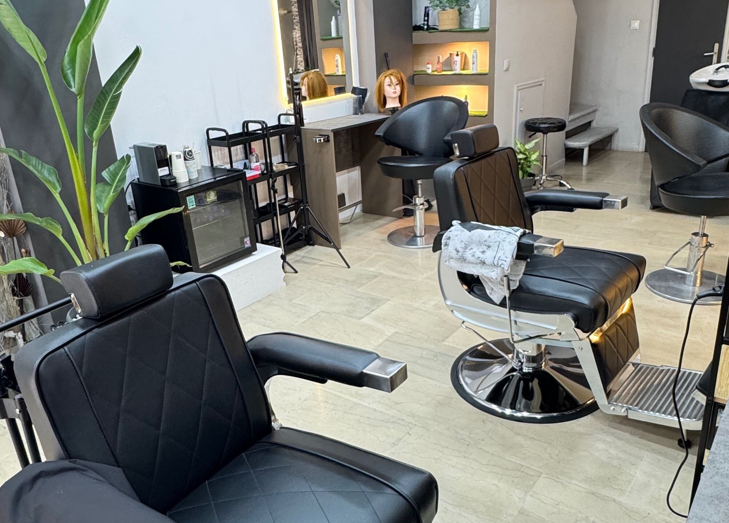 Σαλόνι του Johnny Hair Lab στη Θεσσαλονίκη, GR με σύγχρονες καρέκλες και κομψή διακόσμηση.