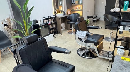 Σαλόνι του Johnny Hair Lab στη Θεσσαλονίκη, GR με σύγχρονες καρέκλες και κομψή διακόσμηση.