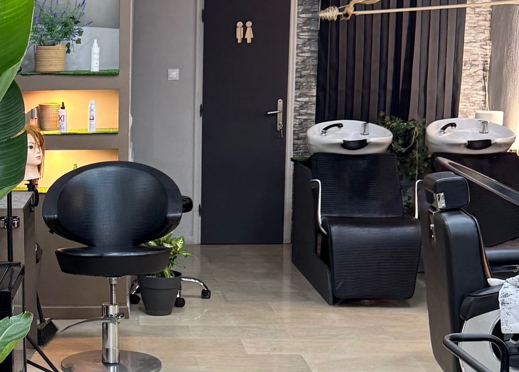 Εσωτερικός χώρος του Johnny Hair Lab με καρέκλες κομμωτηρίου στη Θεσσαλονίκη, GR.