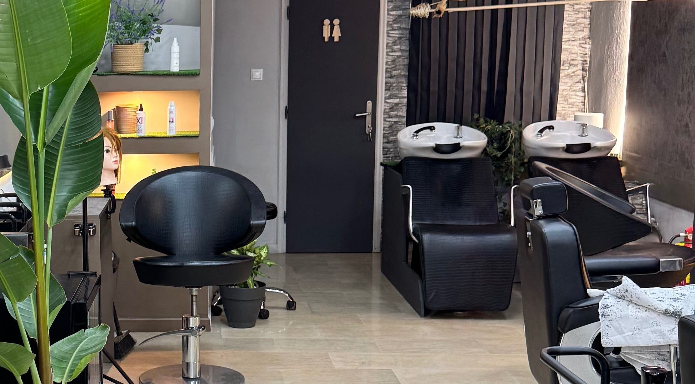 Εσωτερικός χώρος του Johnny Hair Lab με καρέκλες κομμωτηρίου στη Θεσσαλονίκη, GR.