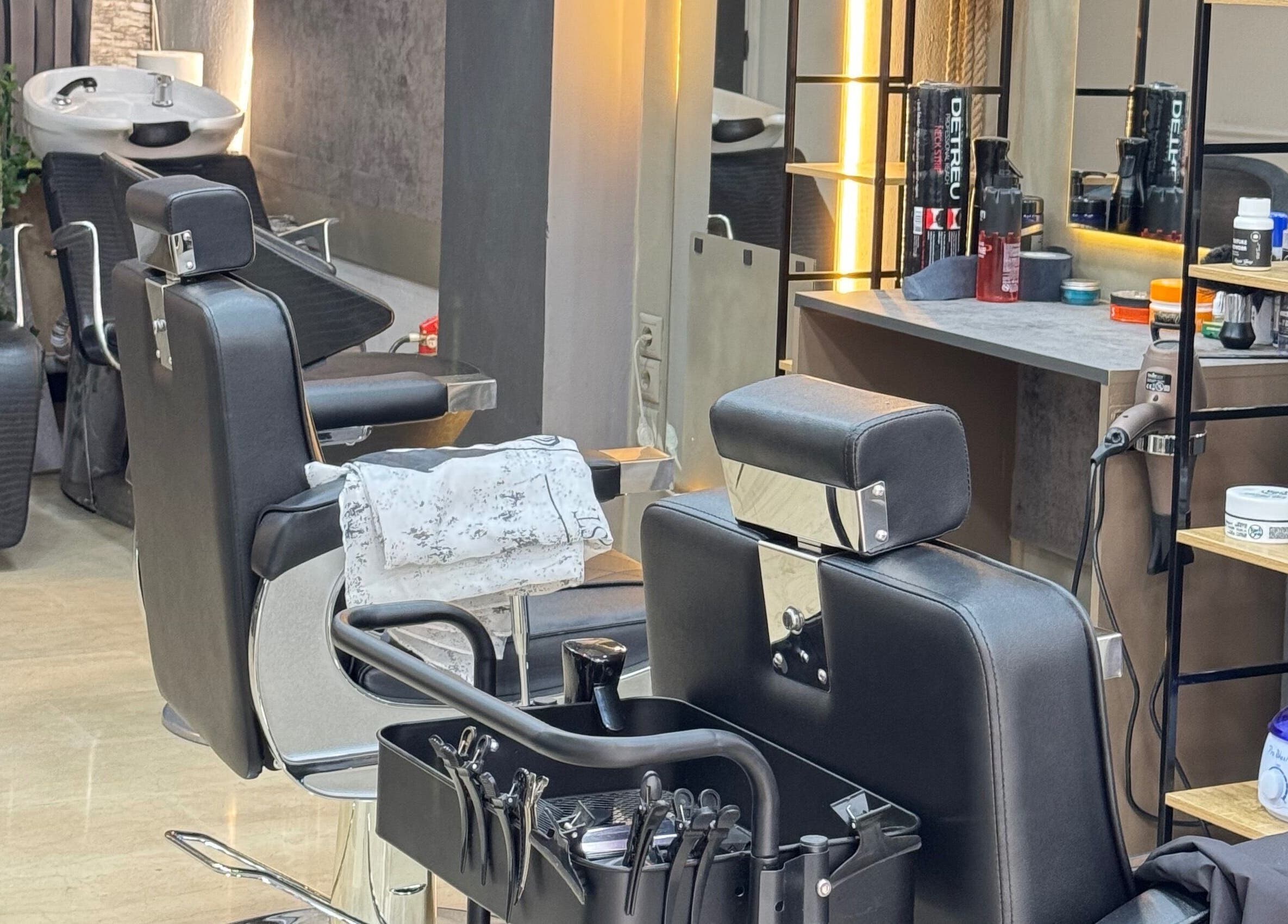 Σαλόνι Johnny hair lab στη Θεσσαλονίκη, GR με κομψές καρέκλες και εξοπλισμό περιποίησης.