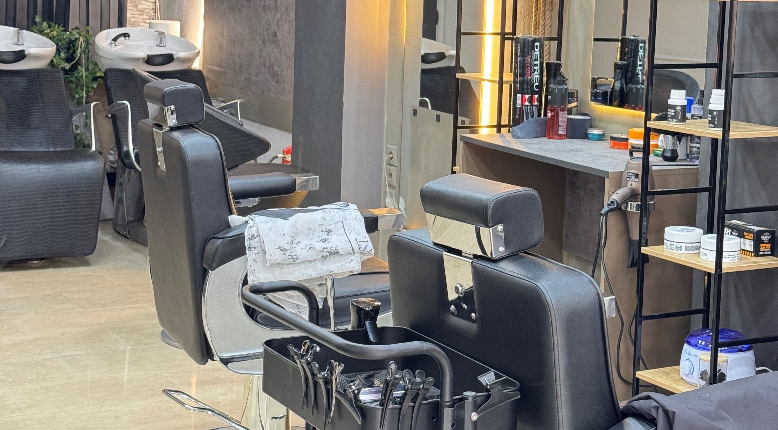 Σαλόνι Johnny hair lab στη Θεσσαλονίκη, GR με κομψές καρέκλες και εξοπλισμό περιποίησης.