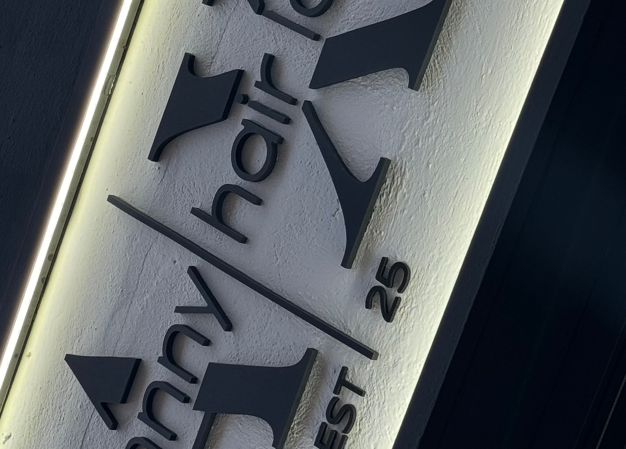 Φωτισμένη σημείωση του Johnny Hair Lab στη Θεσσαλονίκη, GR.