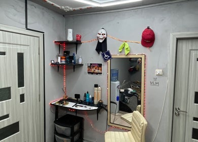Interior modern la VLM Barber în București, RO, cu scaun alb și rafturi.