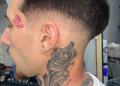 Tuns modern cu tatuaj la VLM Barber, București, București, RO, pentru un stil distinctiv.