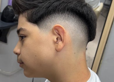 Tunsoare proaspătă la VLM Barber, București, București, RO. Stil modern și îngrijit.