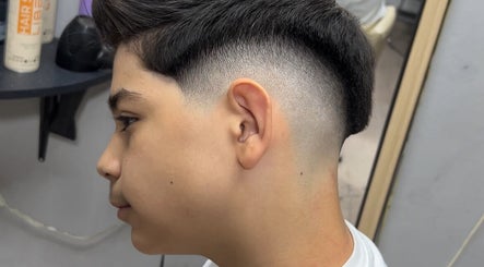 Tunsoare proaspătă la VLM Barber, București, București, RO. Stil modern și îngrijit.