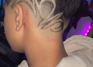 Design de tuns artistic la VLM Barber, București, București, RO, evidențiat cu iluminare creativă.