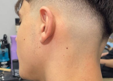 Tuns modern la VLM Barber, București, București, RO. Tuns fade cu linii precise și atenție la detalii.