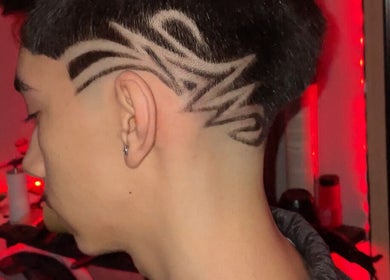 Tunsoare artistică modernă la VLM Barber, București, București, RO, evidențiază un design unic.
