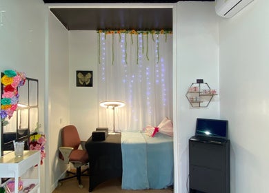 Knusse verzorgingsruimte bij Doll Eye Studio, Paramaribo, SR met sfeervolle verlichting.