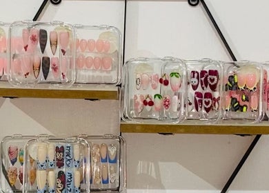 Kunstnagels bij Doll Eye Studio, Paramaribo, Paramaribo, SR. In kleurrijke en unieke ontwerpen uitgestald.