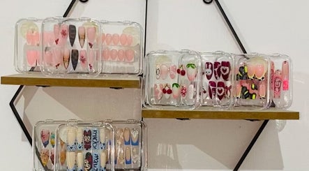 Kunstnagels bij Doll Eye Studio, Paramaribo, Paramaribo, SR. In kleurrijke en unieke ontwerpen uitgestald.