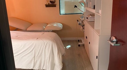Mariposa Glow Aesthetics – obraz 2